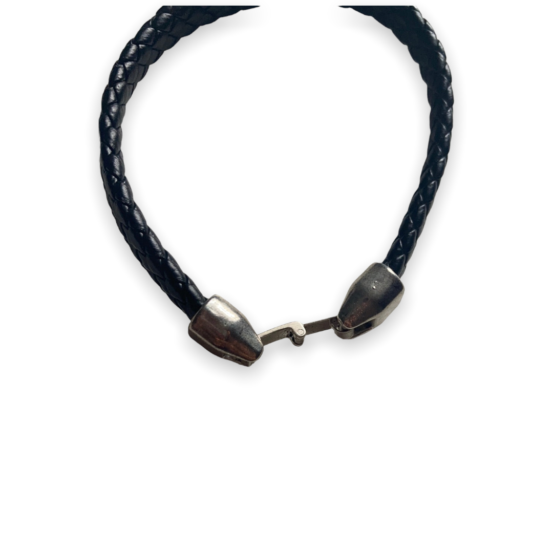 Pulsera de cuero negra con detalles metálicos y cierre de seguridad unisex
