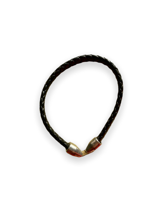 Pulsera de cuero negra con detalles metálicos y cierre de seguridad unisex
