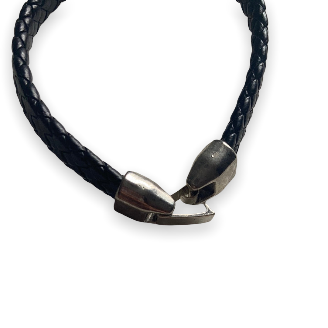 Pulsera de cuero negra con detalles metálicos y cierre de seguridad unisex
