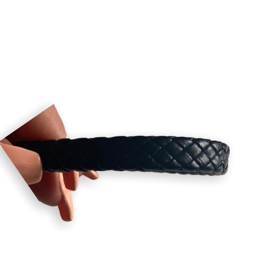 Pulsera de cuero negra con detalles metálicos y cierre de seguridad unisex
