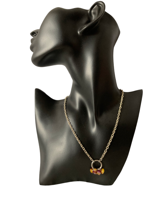 collar mineral amarillo/marron en maniquí
